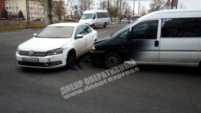 В Днепре на Гаванской Peugeot врезался в Volkswagen