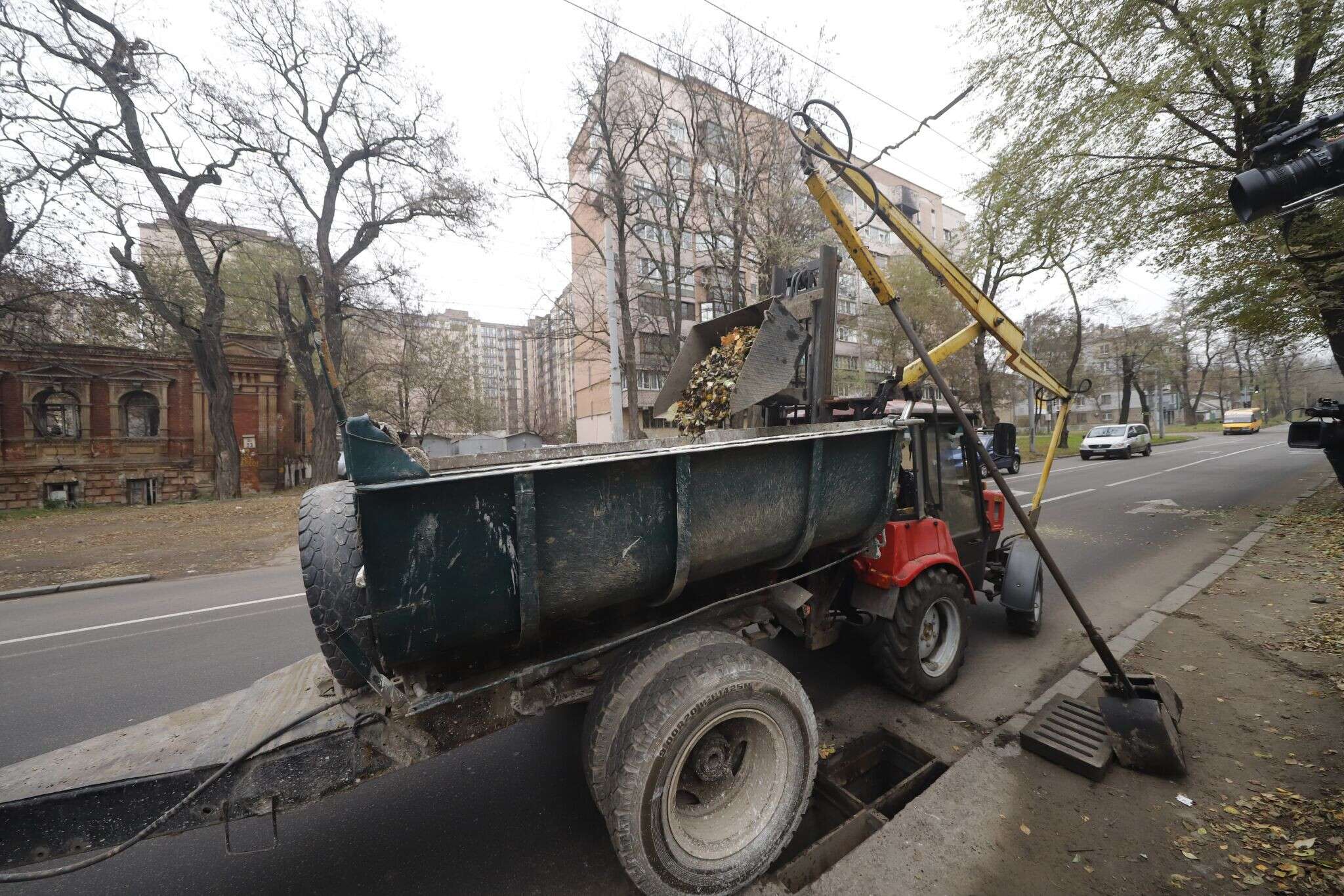 «Коллекторы - не мусорный бак»: в Днепре чистят ливневую канализацию (фото)