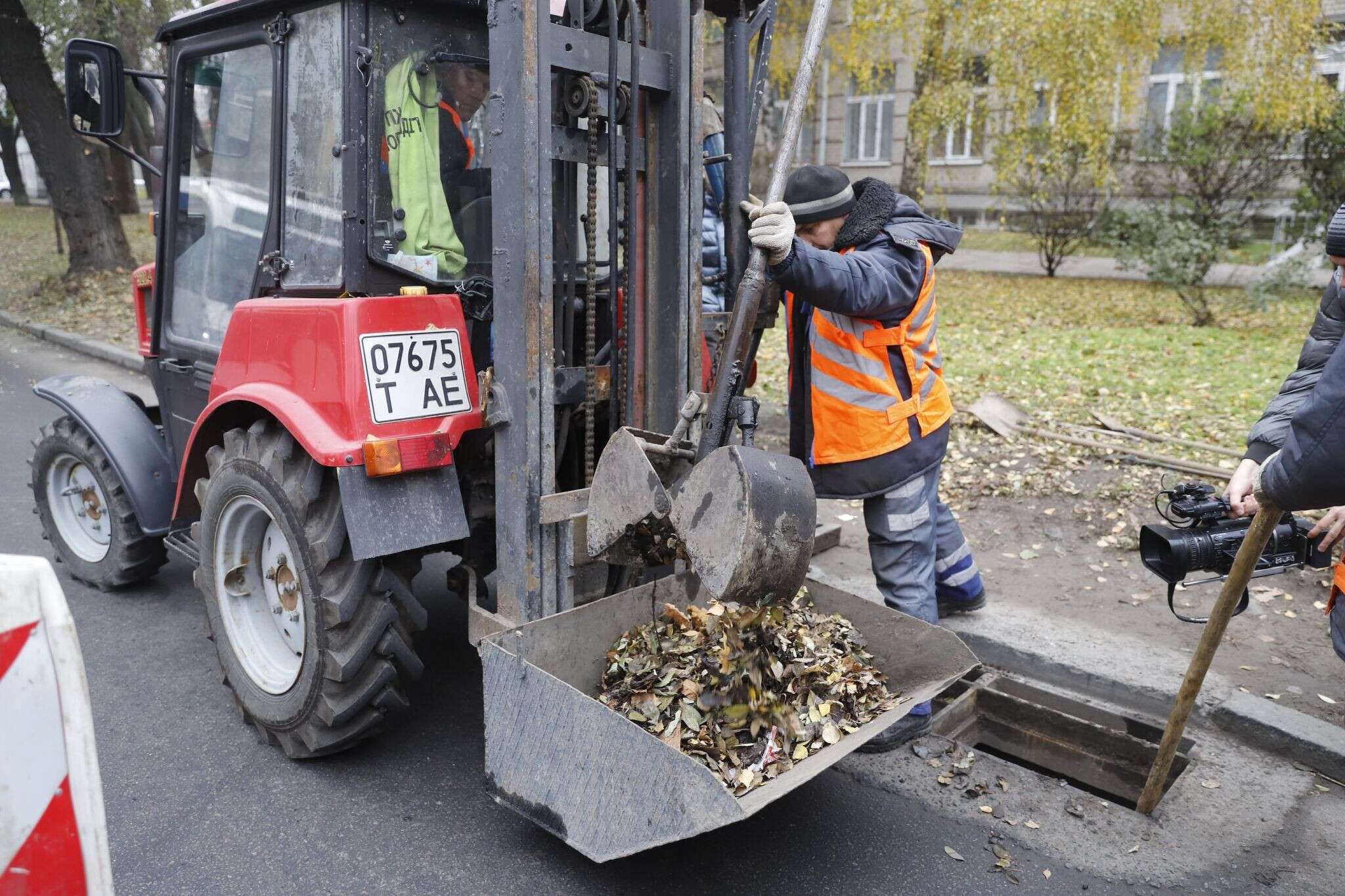 «Коллекторы - не мусорный бак»: в Днепре чистят ливневую канализацию (фото)