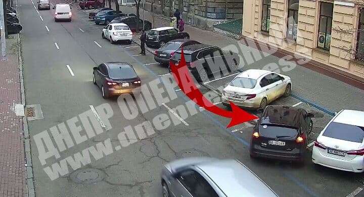 В Днепре женщина за рулем Ford врезалась в здание театра имени Шевченко