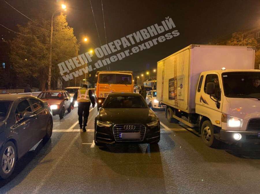 В Днепре на улице Рабочей КАМАЗ врезался в Audi