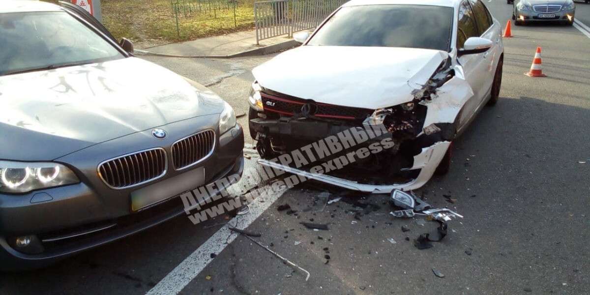 В Днепре на массиве Победа водитель BMW спровоцировал столкновение с Volkswagen