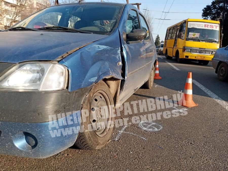 В Днепре возле ТЦ Дафи столкнулись ВАЗ и Dacia: фото