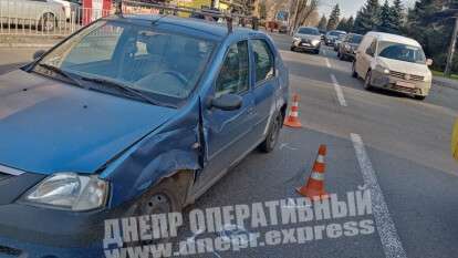 В Днепре возле ТЦ Дафи столкнулись ВАЗ и Dacia: фото