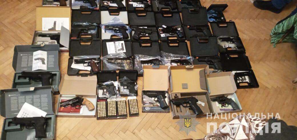 На Днепропетровщине мужчины продавали самодельно и оружие из зоны АТО: фото, видео