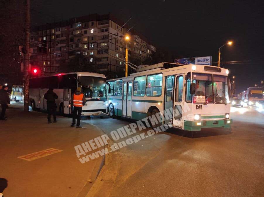 В Днепре возле ТРЦ Караван столкнулись троллейбус и автобус