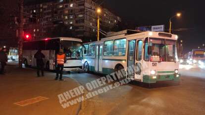 В Днепре возле ТРЦ Караван столкнулись троллейбус и автобус