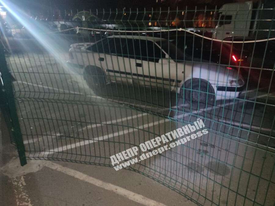 В Днепре пьяный водитель "припарковался" в забор на парковке