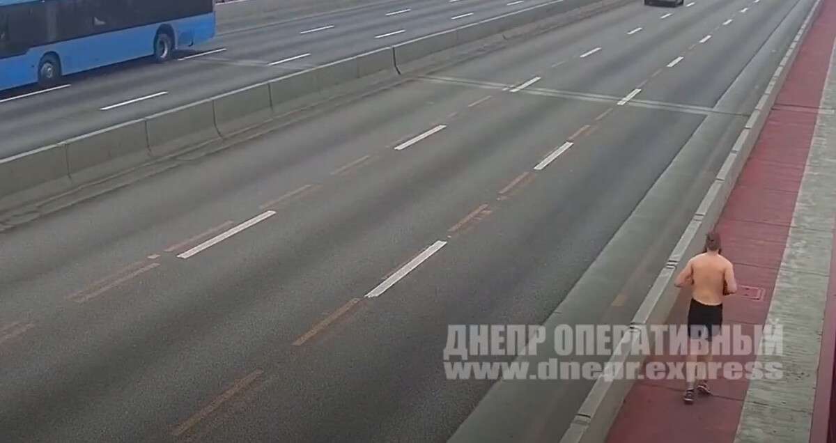 В Днепре через Новый мост бегает спортсмен в одних трусах: видео