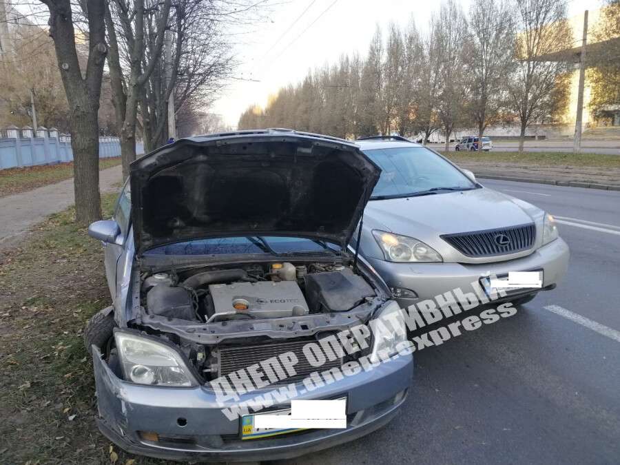 В Днепре на Макарова столкнулись Lexus и Opel: пострадала женщина (фото)