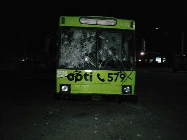 В Днепре подростки камнями забросали троллейбусы: двоих задержали (фото)
