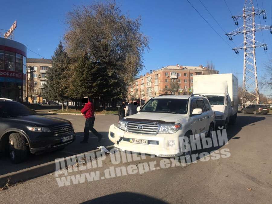 В Днепре на улице Титова грузовик зацепил Toyota Land Cruiser : фото