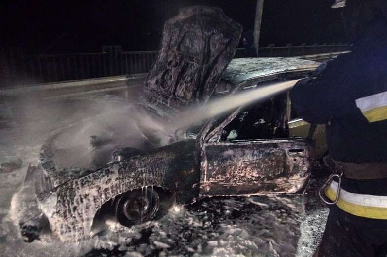 В Днепре на Кайдакском мосту загорелся автомобиль Opel Rekord. Новости Днепра
