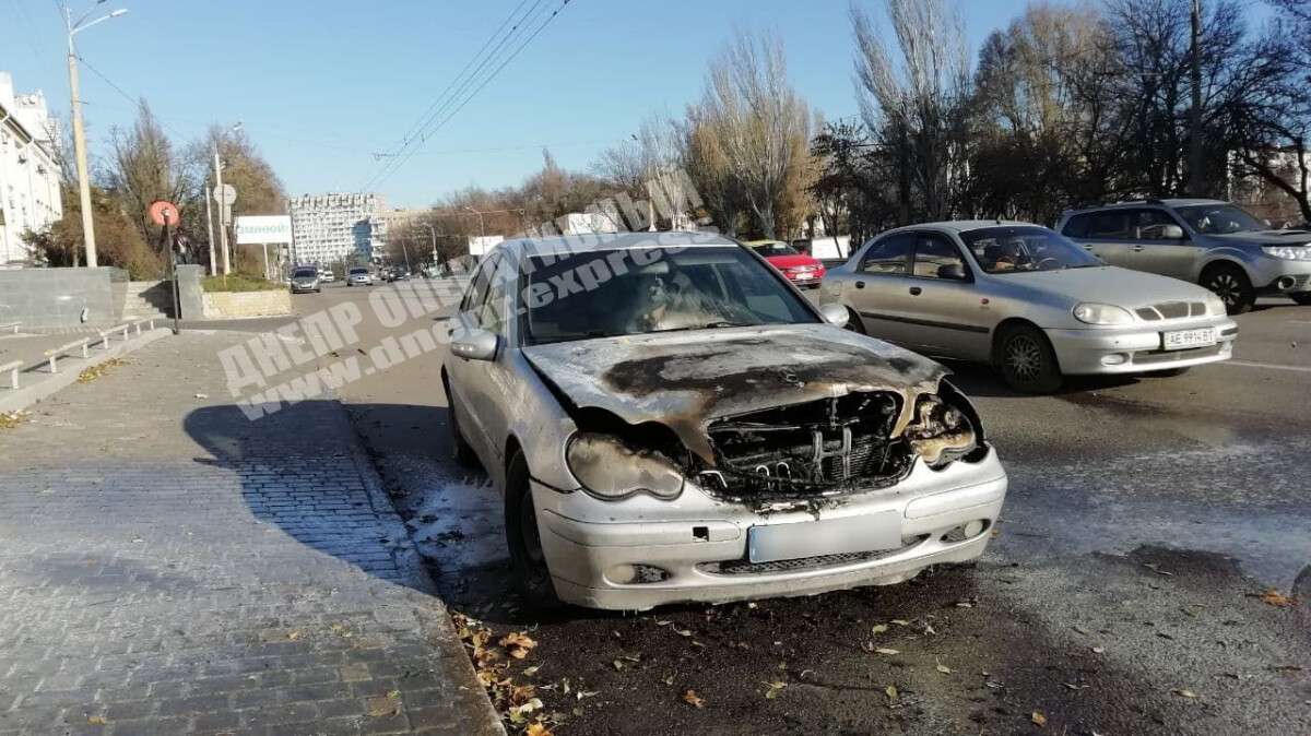 В Днепре на Запорожском шоссе загорелся автомобиль Mercedes