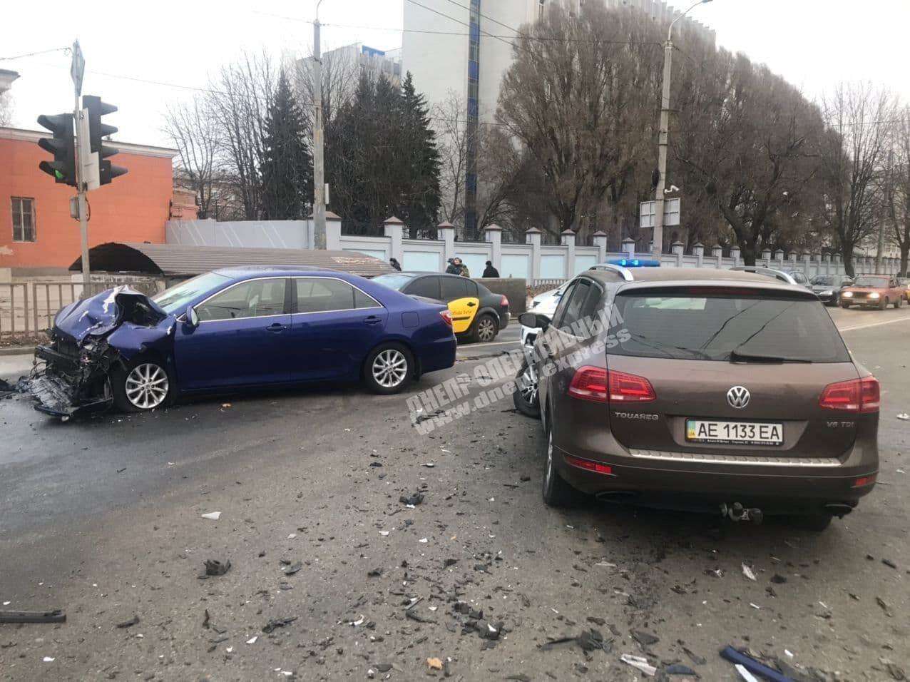 В Днепре на Макарова столкнулись Volkswagen и Toyota. Новости Днепра