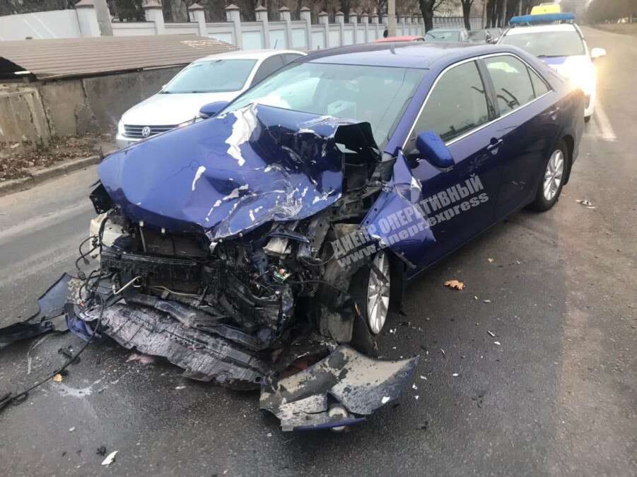 В Днепре на Макарова столкнулись Volkswagen и Toyota