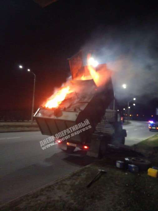 В Днепре на Кайдакском мосту загорелся мусоровоз