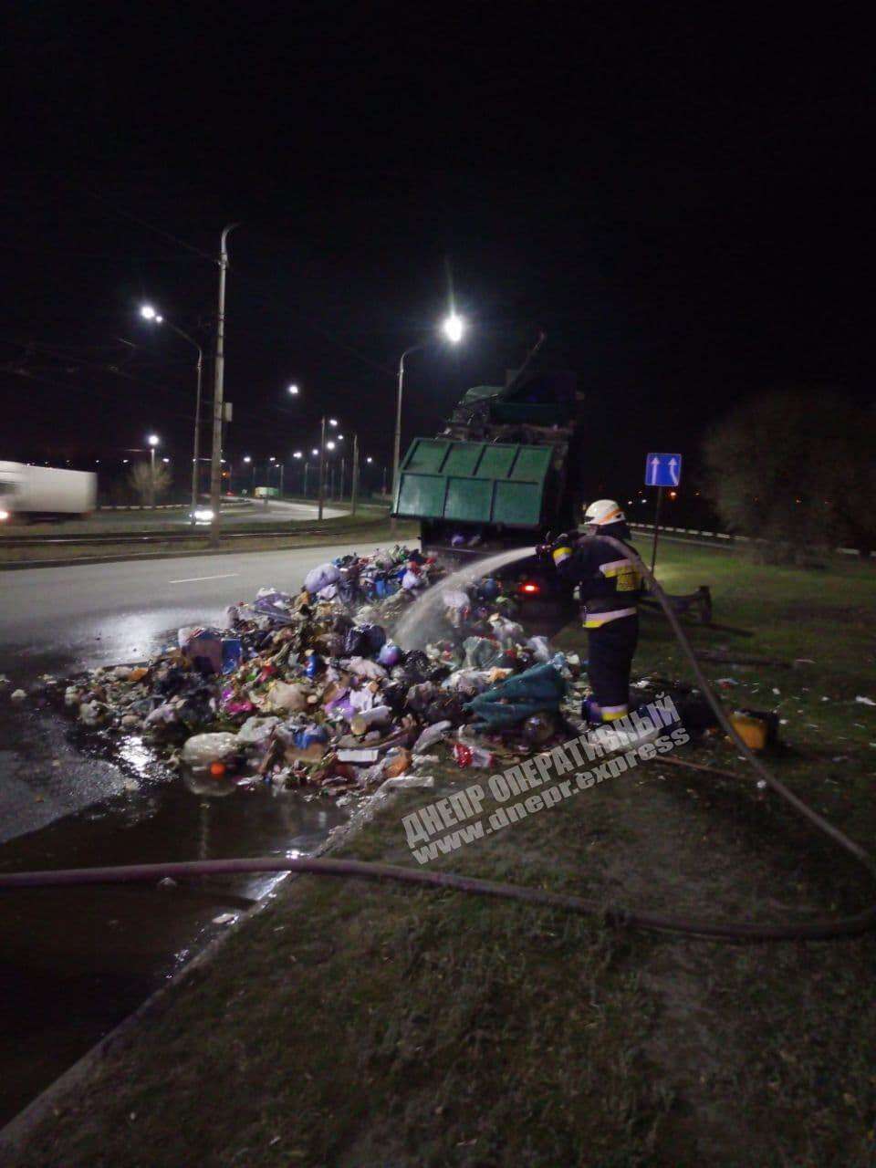 В Днепре на Кайдакском мосту загорелся мусоровоз. Новости Днепра