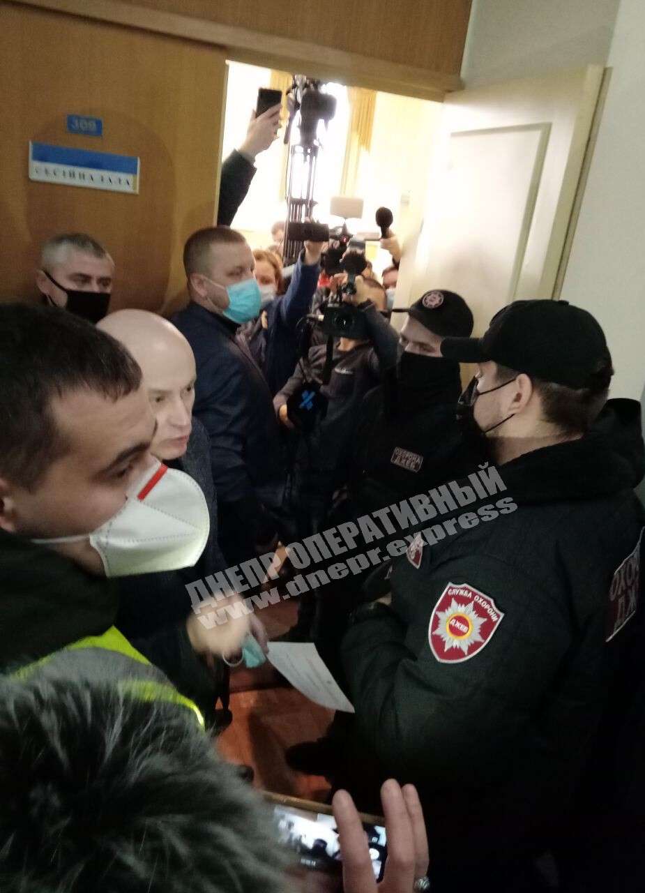 На первую сессию Днепропетровского облсовета не пускали журналистов: за прессу заступились депутаты из 