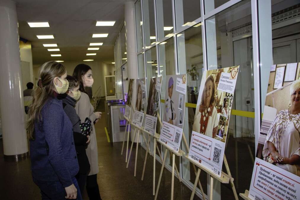 У Дніпровській міськраді відкрили інтерактивну фотовиставку з історіями неординарних жінок «ОсобливаЯ»