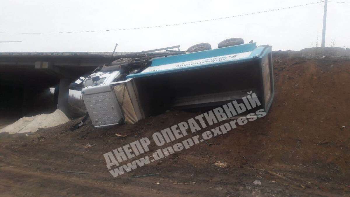 Под Днепром грузовик Ford съехал в кювет и перевернулся: водитель получил травму головы