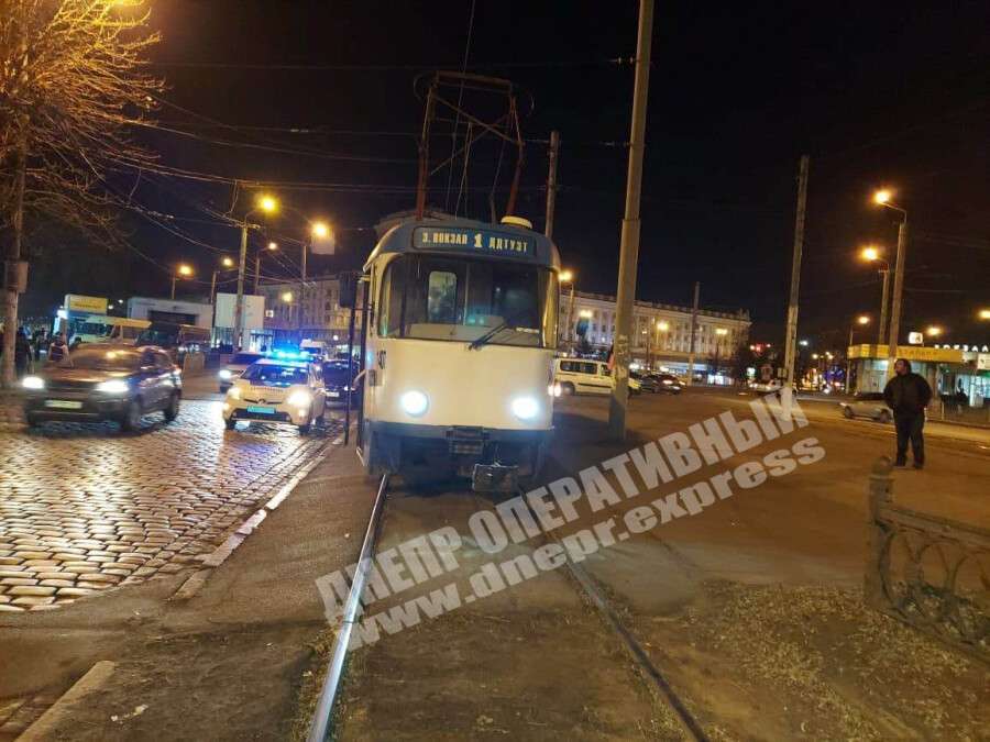 В Днепре на проспекте Яворницкого пьяная женщина с ребенком врезалась в трамвай