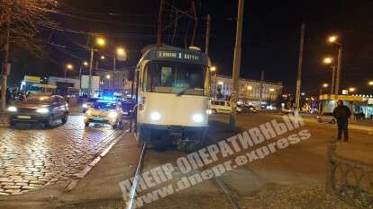 В Днепре на проспекте Яворницкого пьяная женщина с ребенком врезалась в трамвай