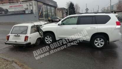 В Днепре на Большой Диевской внедорожник Toyota врезался в ВАЗ