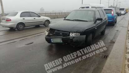 В Днепре на Амурском мосту ВАЗ развернуло и вынесло в бордюр