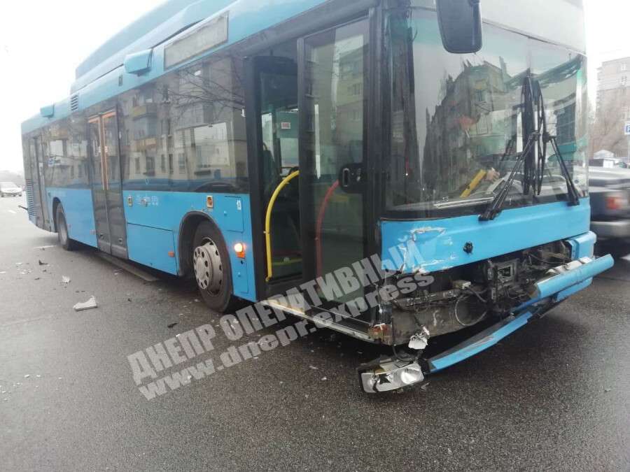 В Днепре на Слобожанском проспекте столкнулись автобус и Daewoo