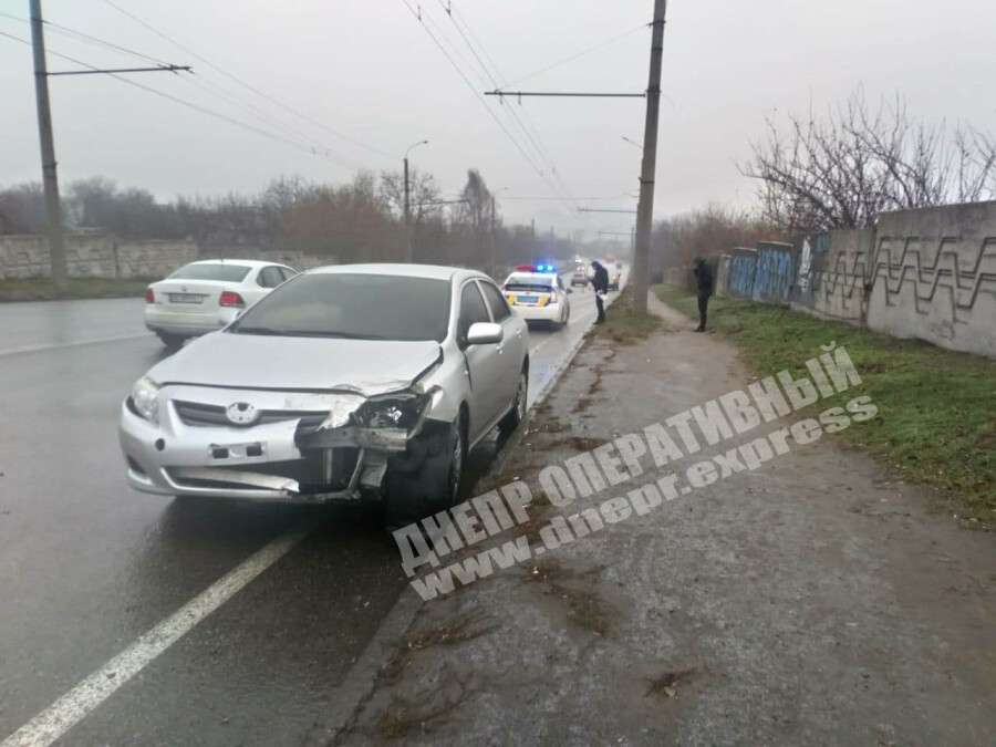 В Днепре на проезде Гальченко Toyota из-за скользкой дороги вынесло на на встречку