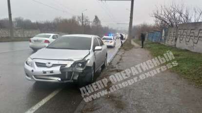 В Днепре на проезде Гальченко Toyota из-за скользкой дороги вынесло на на встречку
