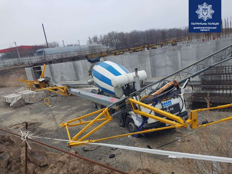 В Днепре на Березинской строительный кран упал на кабину бетономешалки