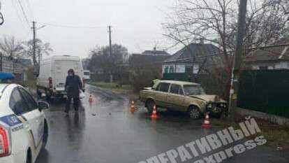 В Днепре на Моторной ВАЗ занесло в столб и в микроавтобус