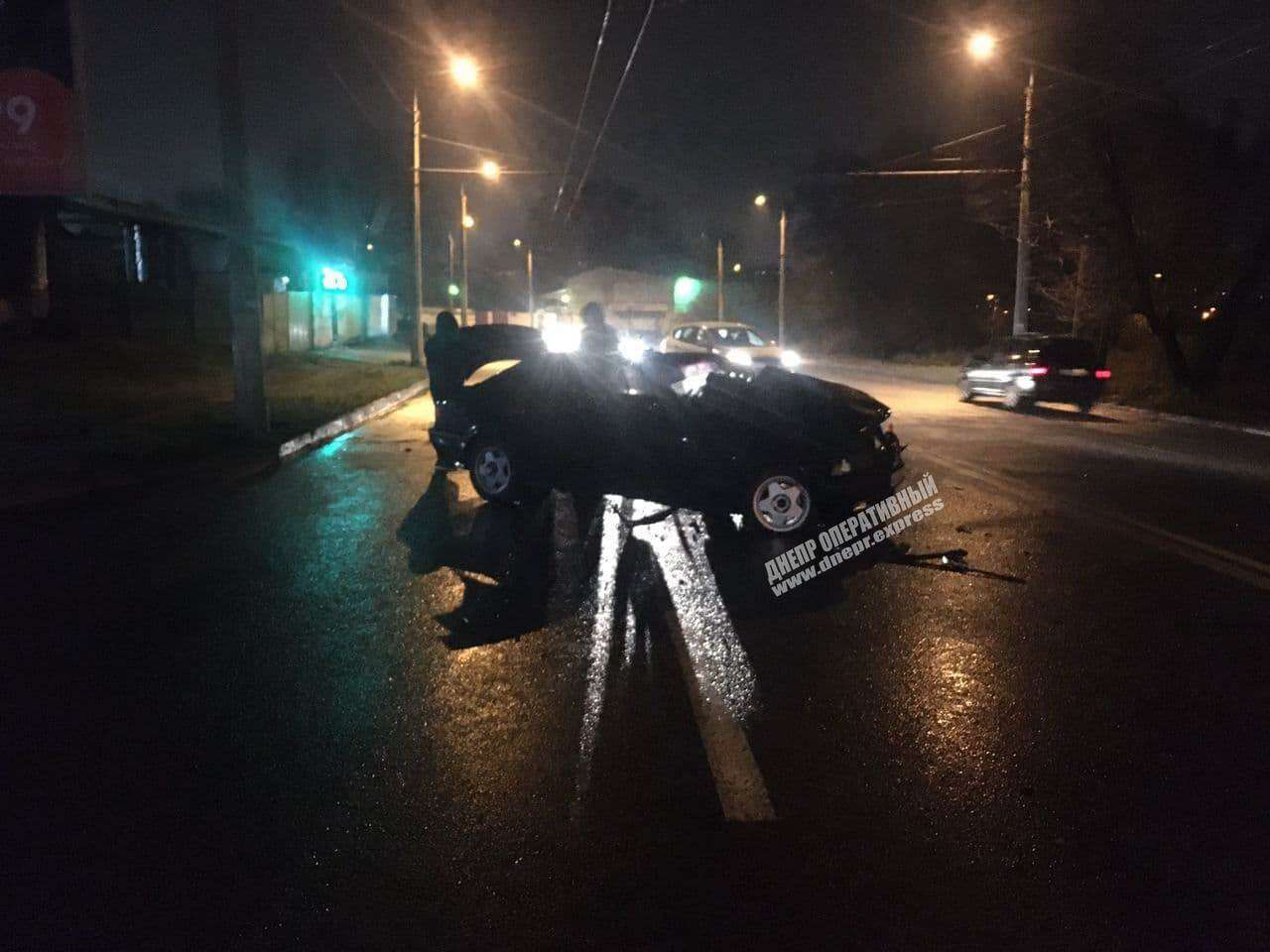 В Днепре на Березинской водитель BMW на скорости врезался в электроопору. Новости Днепра