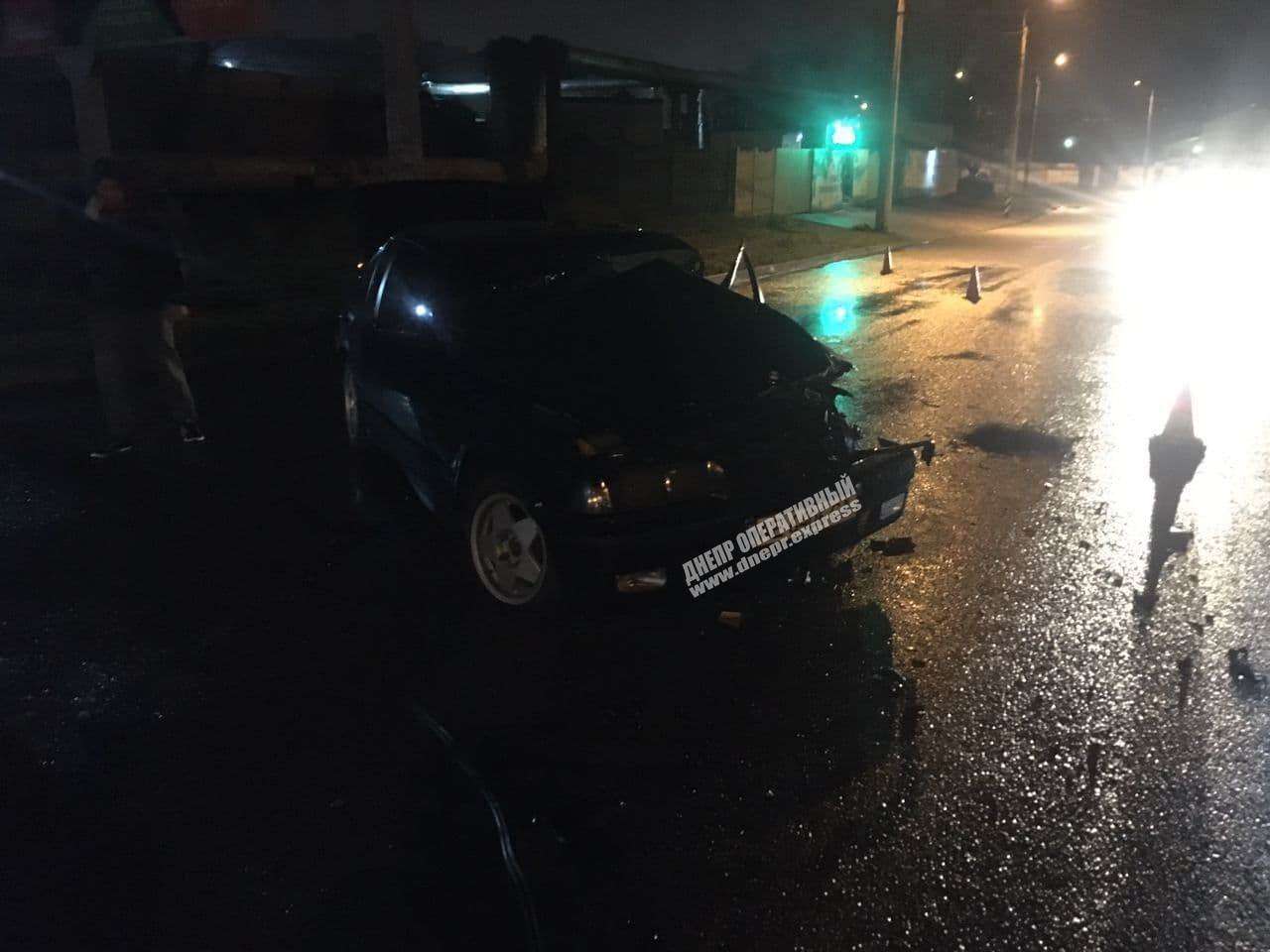 В Днепре на Березинской водитель BMW на скорости врезался в электроопору. Новости Днепра