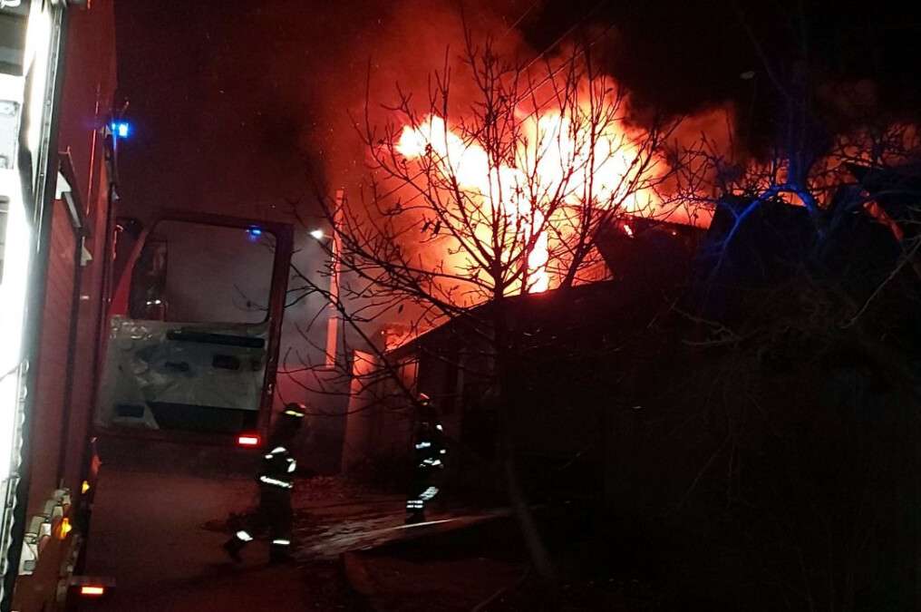 В Никополе в жилом доме произошел сильный пожар