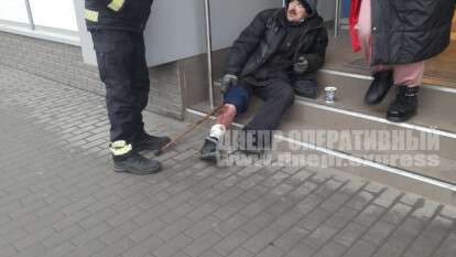 В Днепре сотрудники Муниципальной варты помогли мужчине с больной ногой