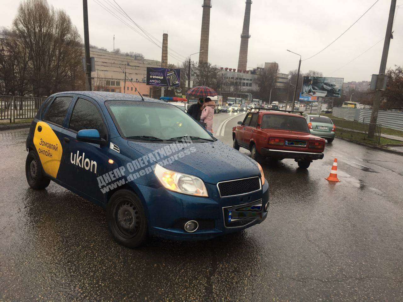В Днепре на Космической такси Uklon столкнулся с ВАЗ. Новости Днепра