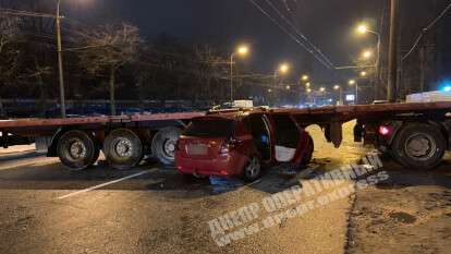 В Днепре на Набережной Победы автомобиль KIA "влетел" под длинномер: мужчину забрала скорая