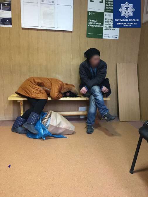 В Днепре на автовокзале пьяная семейная пара "отдыхала" с 8-месячным младенцем: ребенок чуть не получил переохлаждение