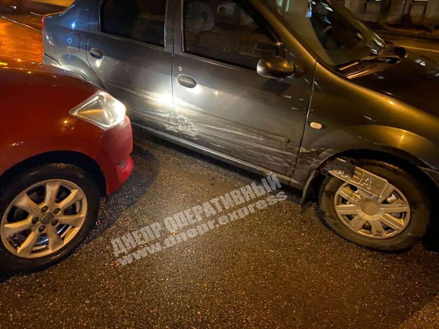В Днепре на проспекте Богдана Хмельницкого столкнулись Toyota и Renault