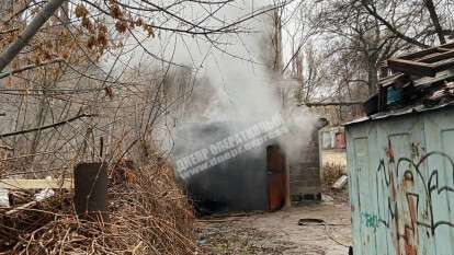 В Днепре на Караваева горел гараж