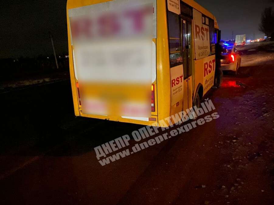 В Днепре на Донецком шоссе маршрутка сбила пьяную женщину, внезапно выскочившую на дорогу