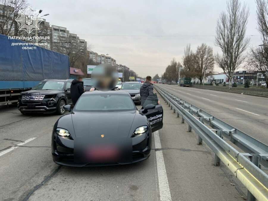 В Днепре на Запорожском шоссе Volkswagen врезался в Porsche Taycan