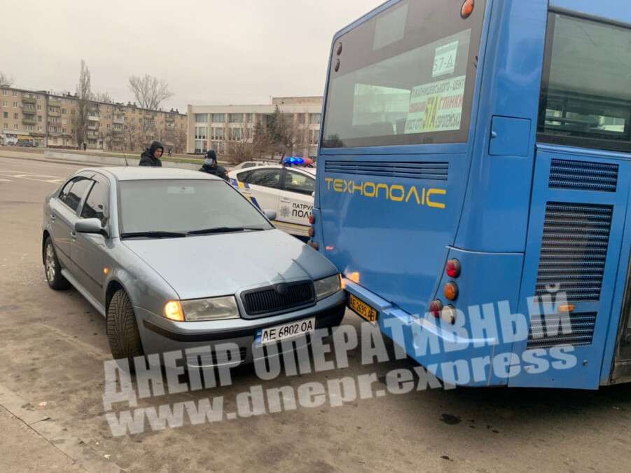 В Днепре на Петра Калнышевского автобус въехал задней частью в легковушку: видео момента ДТП