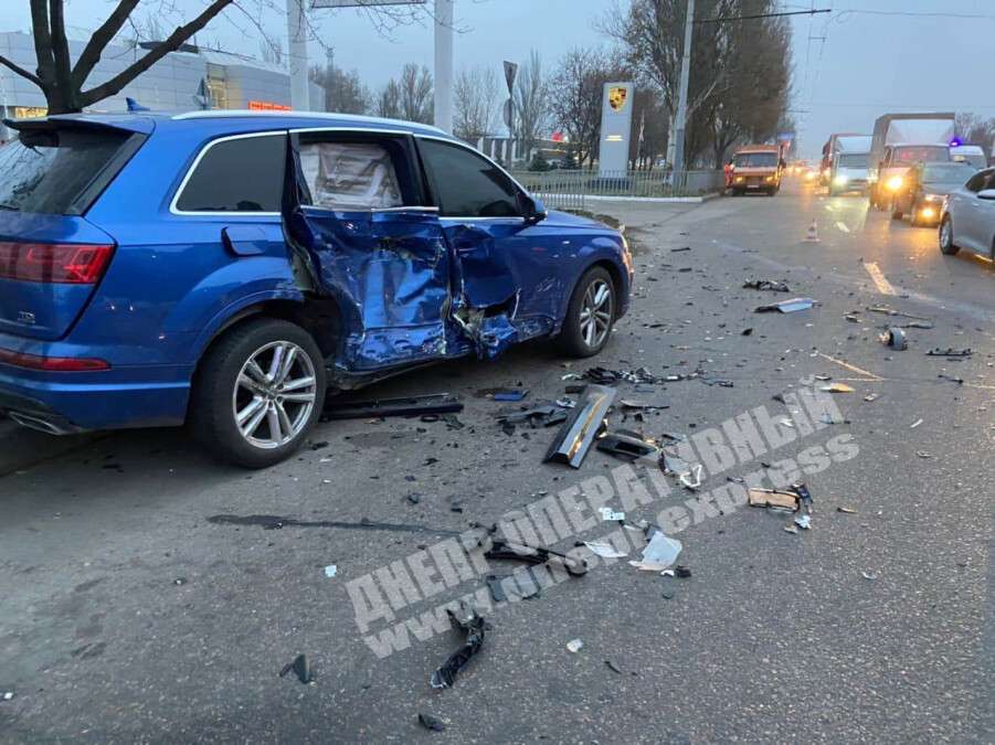 В Днепре на Запорожском шоссе произошло жесткое ДТП с участием двух внедорожников: пострадал мужчина