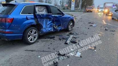 В Днепре на Запорожском шоссе произошло жесткое ДТП с участием двух внедорожников: пострадал мужчина