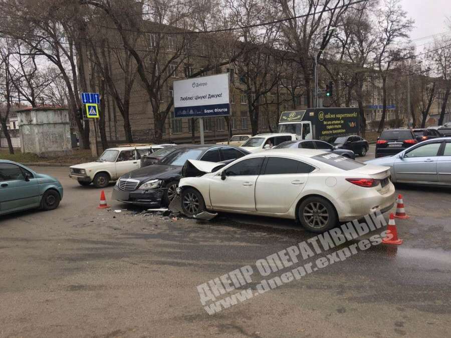 В Днепре на перекрестке Антоновича и Шмидта Mazda врезалась в Mercedes