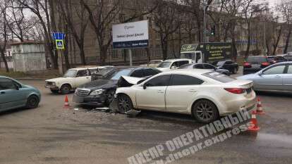 В Днепре на перекрестке Антоновича и Шмидта Mazda врезалась в Mercedes